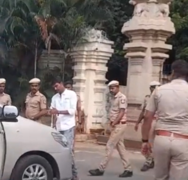 Police stopped a car carrying a DMK flag to the convocation ceremony of Madurai Kamaraj University