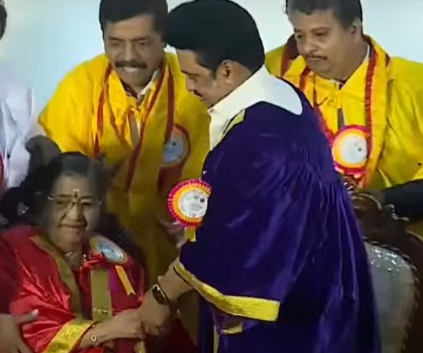 Playback Singer P Susheela fell down when received Doctorate from CM Stalin in Tamil Nadu Jayalalithaas Music and Fine Arts University Playback Singer P Susheela fell down when received Doctorate from CM Stalin in Tamil Nadu Jayalalithaas Music and Fine Arts University