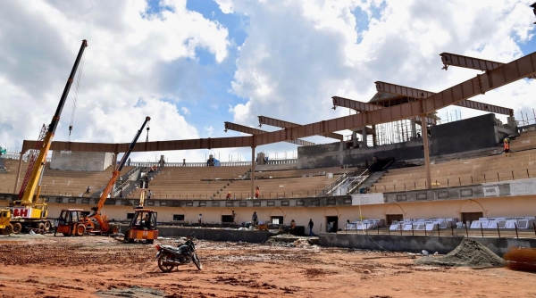  What are the facilities in the Jallikattu stadium to be built in Alanganallur