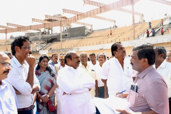  What are the facilities in the Jallikattu stadium to be built in Alanganallur