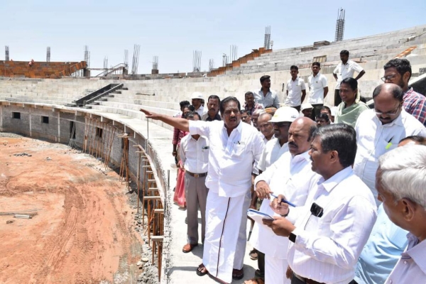  What are the facilities in the Jallikattu stadium to be built in Alanganallur
