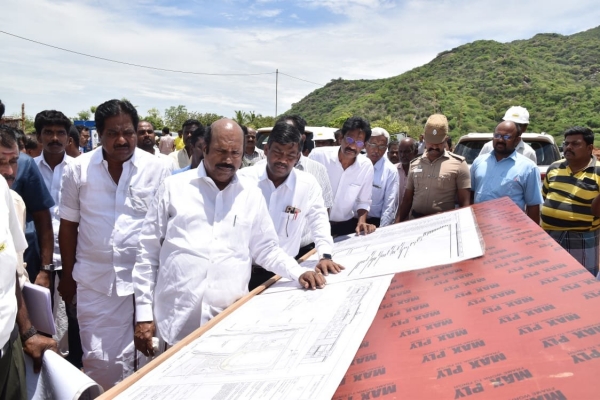  What are the facilities in the Jallikattu stadium to be built in Alanganallur