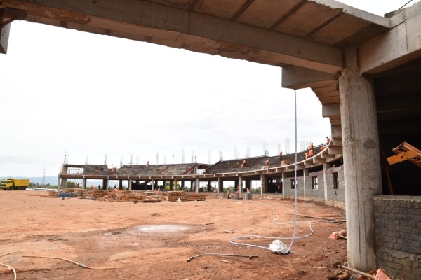  What are the facilities in the Jallikattu stadium to be built in Alanganallur