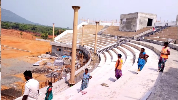  What are the facilities in the Jallikattu stadium to be built in Alanganallur