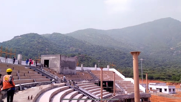 What are the facilities in the Jallikattu stadium to be built in Alanganallur