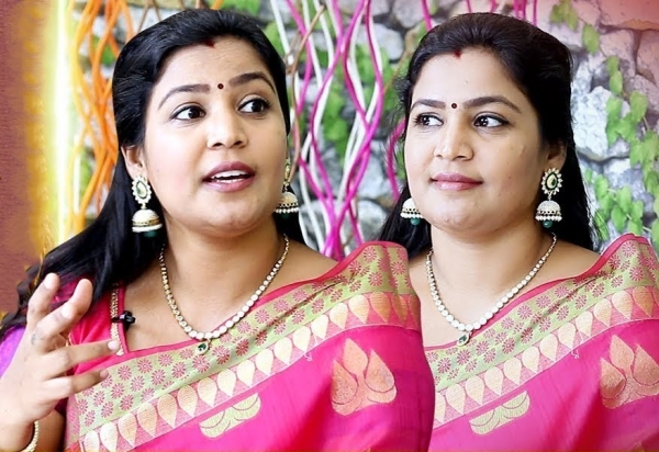 Actress Ranjana Nachiyar, who came to Chennai Mangadu Police Station to sign as order of court 