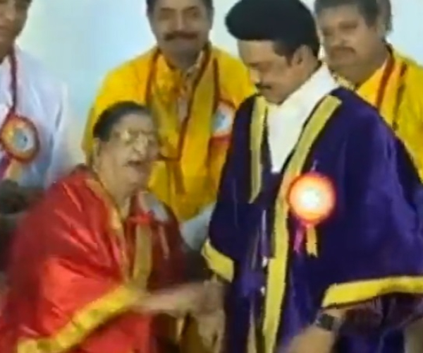 Playback Singer P Susheela fell down when received Doctorate from CM Stalin in Tamil Nadu Jayalalithaas Music and Fine Arts University Playback Singer P Susheela fell down when received Doctorate from CM Stalin in Tamil Nadu Jayalalithaas Music and Fine Arts University
