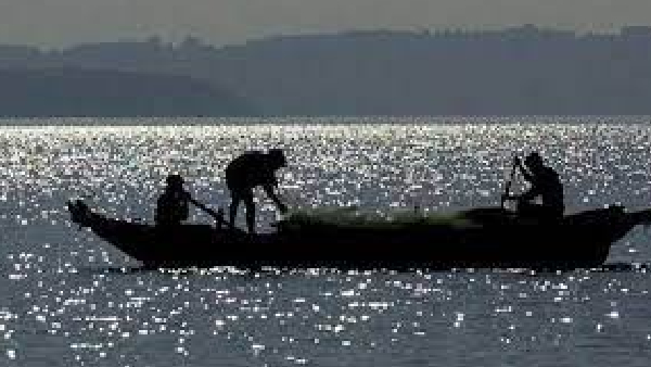 Fishermen warned by Chennai Met that not to go fishing in the sea Fishermen warned by Chennai Met that not to go fishing in the sea
