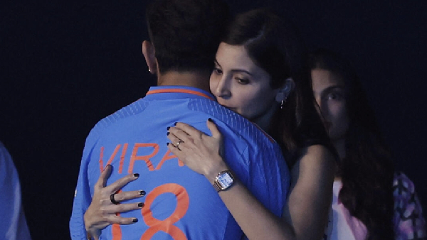 Anushka Sharma consoling Heartbroken Virat Kohli after India Loses ICC World Cup 2023 Final