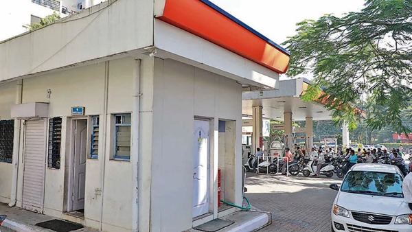 A loving couple was alone in a petrol station toilet in Nagercoil A loving couple was alone in a petrol station toilet in Nagercoil