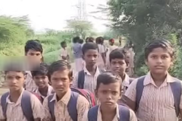  TN government has arranged a free auto facility for the Irula children living in Gandhigram to go to school and study