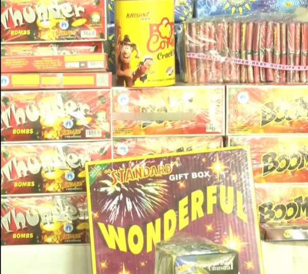  Tamil Nadu Govt Kamadenu Store is selling Diwali crackers at up to 80% off MRP price. 