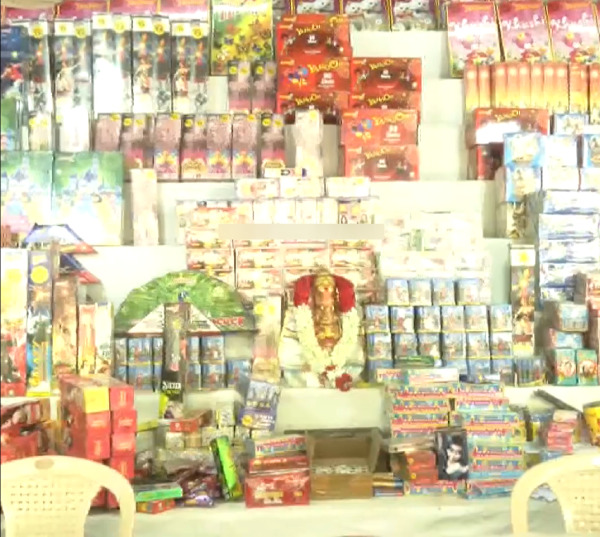  Tamil Nadu Govt Kamadenu Store is selling Diwali crackers at up to 80% off MRP price. 