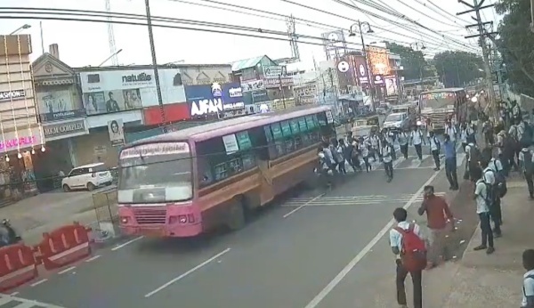 TNSTC suspended a driver & conductor for not stopping govt bus at a stoppage of govt aided school in Tirunelveli TNSTC suspended a driver & conductor for not stopping govt bus at a stoppage of govt aided school in Tirunelveli