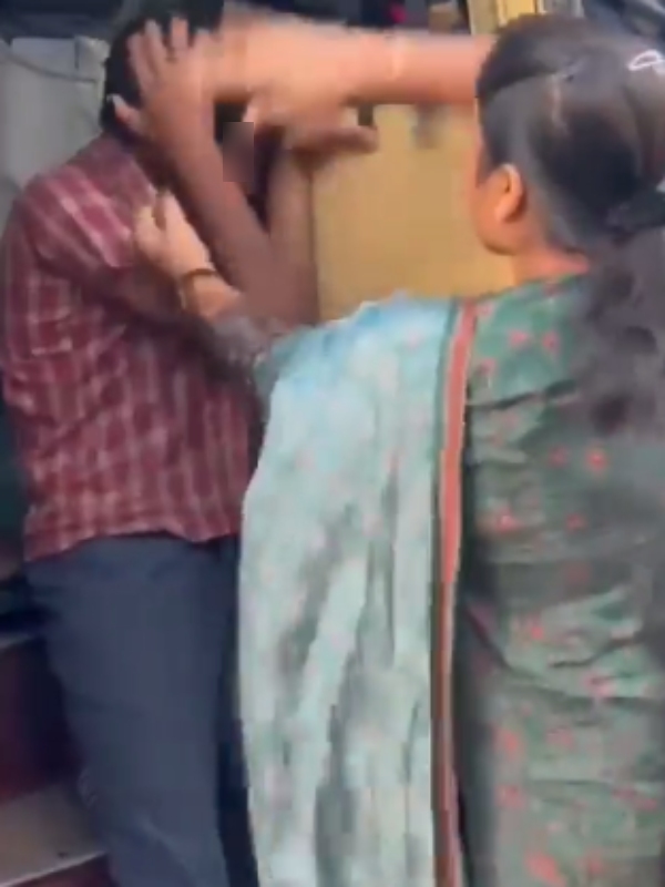 A woman who gave special treatment to students who traveled by bus in Chennai A woman who gave special treatment to students who traveled by bus in Chennai