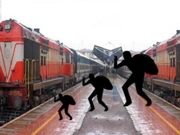 train robbery- 2 women police snatched robberer in Chennai trains 