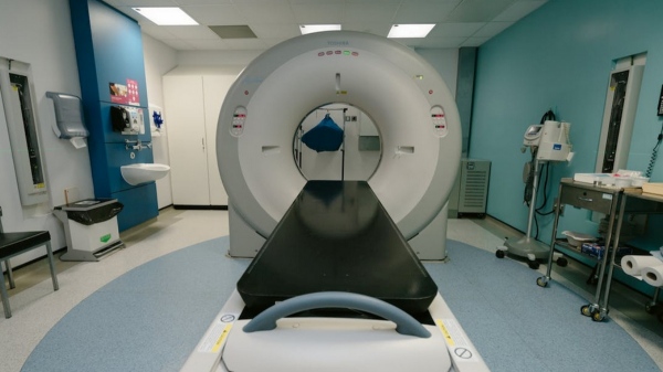 US Nurse Trapped Between MRI Machine And Bed by its magnetic field 
