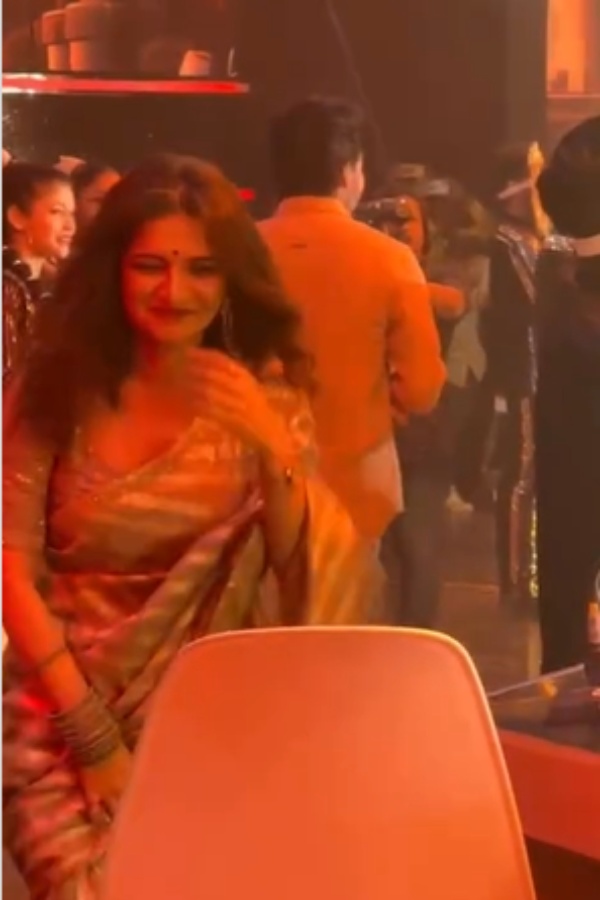 Actor vijay hugging dd at lea victory ceremony