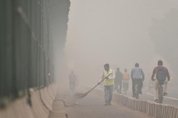 Air pollution has increased in Delhi for the second day today 