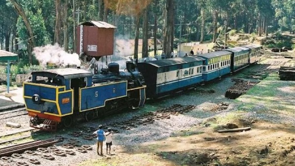 Heavy rains continues in Nilgiris Landslides Mountain train service cancelled today 
