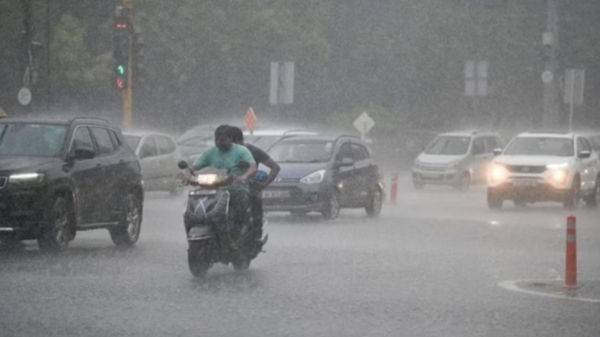 The Meteorological Department has warned that heavy rain will occur in 12 districts of Tamilnadu today 