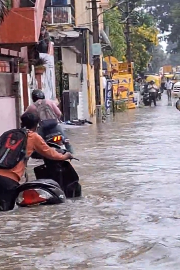 Bangalore roads flooded due to heavy rain, and IMD Issues 3 days yellow alert for the City 
