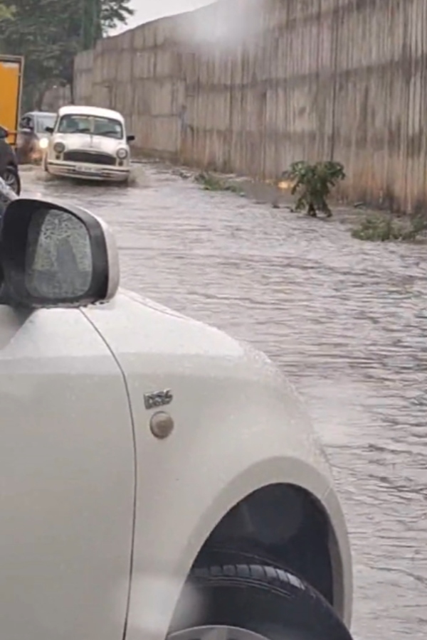 Bangalore roads flooded due to heavy rain, and IMD Issues 3 days yellow alert for the City 