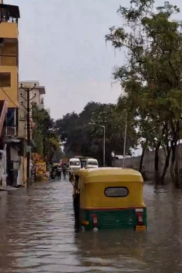 Bangalore roads flooded due to heavy rain, and IMD Issues 3 days yellow alert for the City 