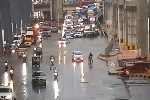 Bangalore roads flooded due to heavy rain, and IMD Issues 3 days yellow alert for the City 