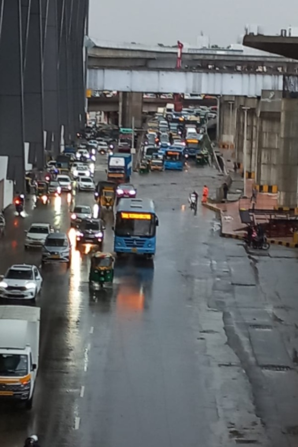 Bangalore roads flooded due to heavy rain, and IMD Issues 3 days yellow alert for the City 
