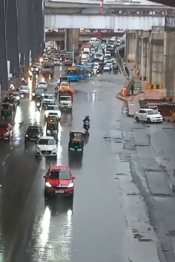 Bangalore roads flooded due to heavy rain, and IMD Issues 3 days yellow alert for the City 