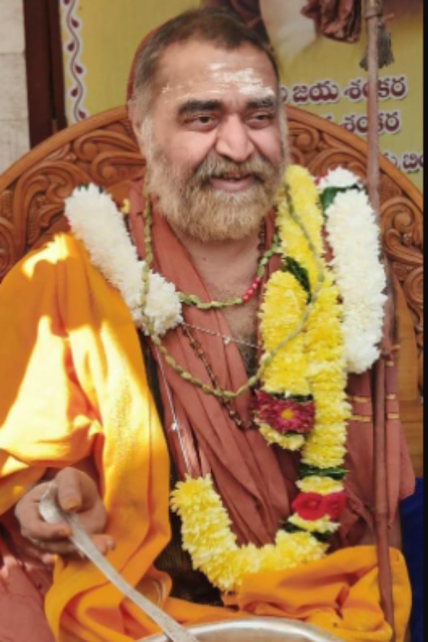 Why Kanchi Vijayendrar not available in Kanchi Math? 