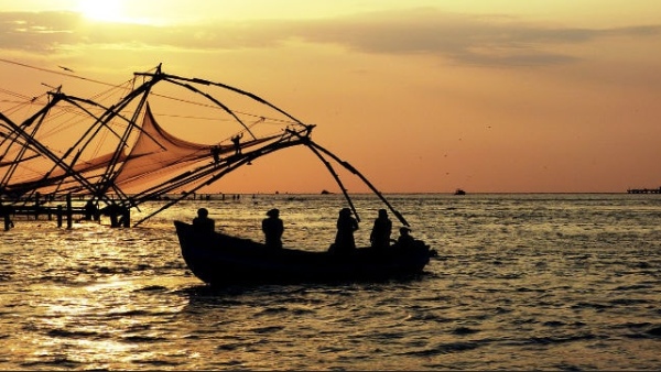 Met warned fishermen in the Bay of Bengal not to go fishing in the sea Met warned fishermen in the Bay of Bengal not to go fishing in the sea
