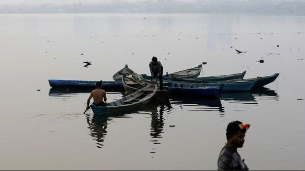 Fishermen warned to go to the sea due to the cyclone in the middle sea 