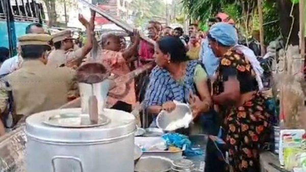 Kerala Woman pours hot milk on police during anti-encroachment drive in Alappuzha Kerala Woman pours hot milk on police during anti-encroachment drive in Alappuzha