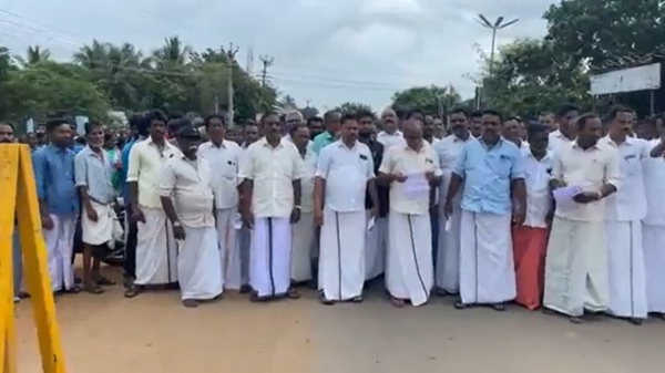  Thousands of people protest against merging their villages with the Adirampattinam municipality