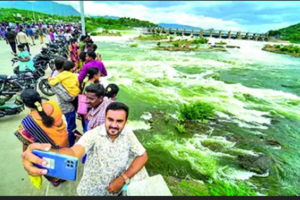 Heavy rains Flooding in rivers Coimbatore District Collector warned not to take selfies