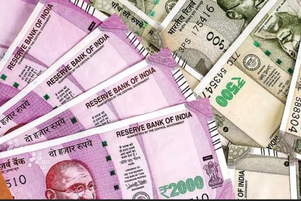 A teenager bought a cell phone for Rs 6 lakh using an old mans lost cell phone in Chennai 