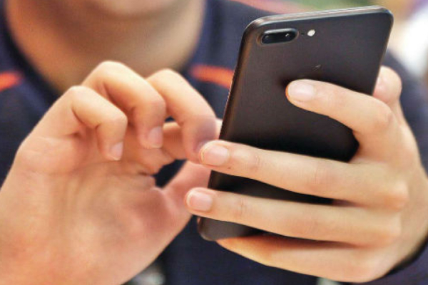 Is it safe to use mobile phone during Lightning as rain intensifies in many districts 