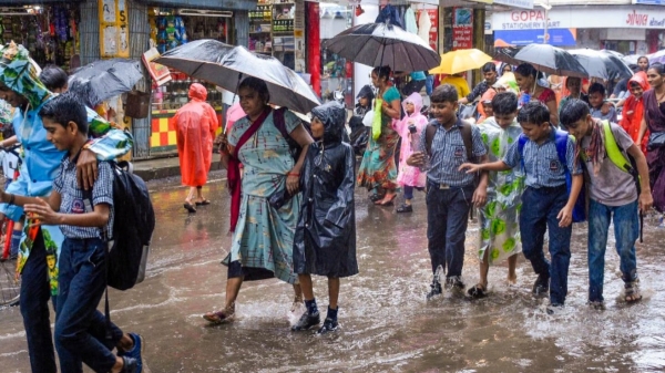 What are the districts announced holiday for schools due to heavy rain in Tamil Nadu? 