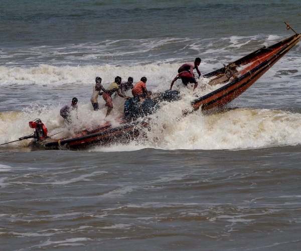 Chennai met alert fishermen not to go sea due to hurricane about 55 kmh speed