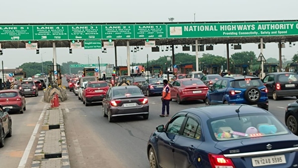 As people returns to Chennai , additional counter have been opened at the Athur toll gate 