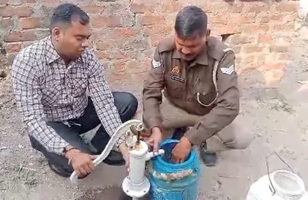 A mysterious gang has built a liquor bunk like a petrol petrol bunk in uttar pradesh : see the video 