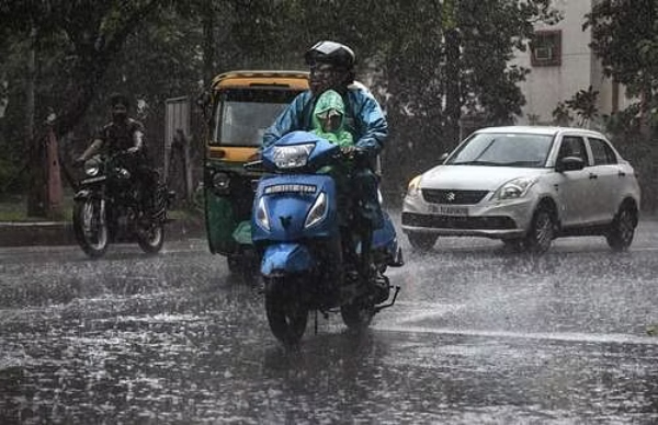 Chance of light rain with thunder and lightning in 18 districts in Tamil Nadu in next 3 hours 