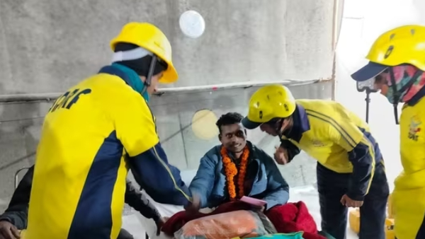 Rescued workers hugged and give almonds to rat hole miners who saved them Rescued workers hugged and give almonds to rat hole miners who saved them