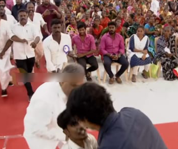 Nellai Visit: What happened when fan fell on actor vijay feet in Tirunelveli? this is beautiful gesture movement details here Nellai Visit: What happened when fan fell on actor vijay feet in Tirunelveli? this is beautiful gesture movement details here