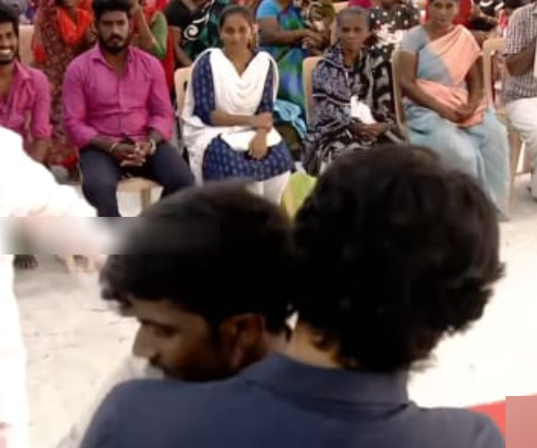 Nellai Visit: What happened when fan fell on actor vijay feet in Tirunelveli? this is beautiful gesture movement details here Nellai Visit: What happened when fan fell on actor vijay feet in Tirunelveli? this is beautiful gesture movement details here