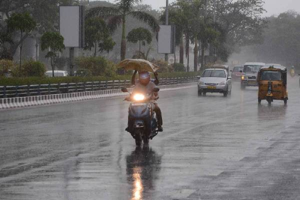 Chennai Met center said that there is a chance of rain in 8 districts in next 3 hours 