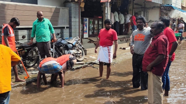 DMK Councilor did not leave people welfare work even after he affected by electrocution DMK Councilor did not leave people welfare work even after he affected by electrocution
