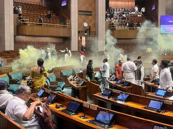 https://tamil.oneindia.com/news/delhi/there-was-a-commotion-in-the-lok-sabha-after-people-breached-security-565553.html